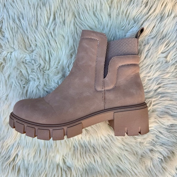 Qupid 💕 Dusty Pink Blush Lug Sole Ankle Faux Suede Fall Booties Womens Size 6 - Picture 3 of 15